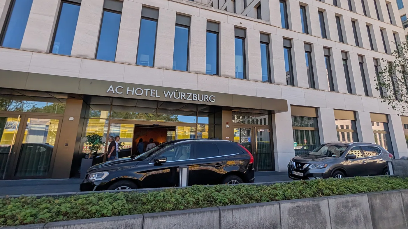 Der Eingang des AC Hotel Würzburg an der Schweinfurter Straße, darüber die Fassade aus hellem Stein