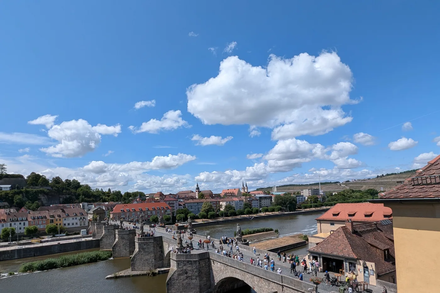 Die Bogen der Alten Mainbrücke über dem Main, dahinter die Altstadt von Würzburg