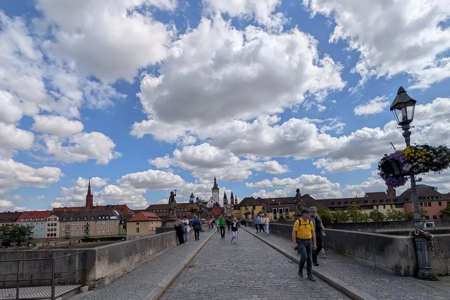 Blick über das Kopfsteinpflaster der Alten Mainbrücke zur Altstadt