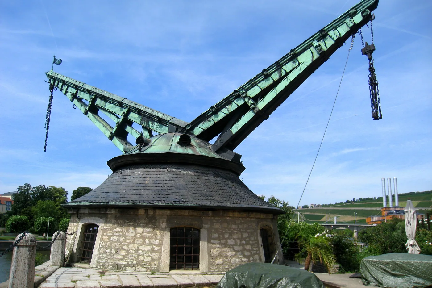 Der Alte Kranen am Mainufer, ein barocker Doppelkran aus Stein mit grünen Auslegern
