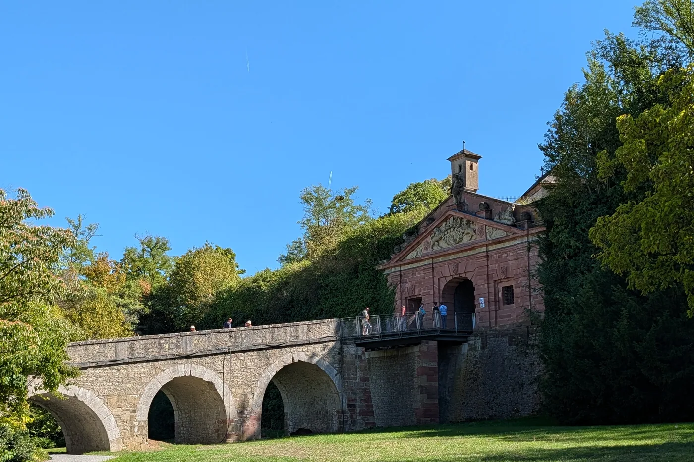 Die steinerne Bogenbrücke zum oberen Festungstor der Festung Marienberg