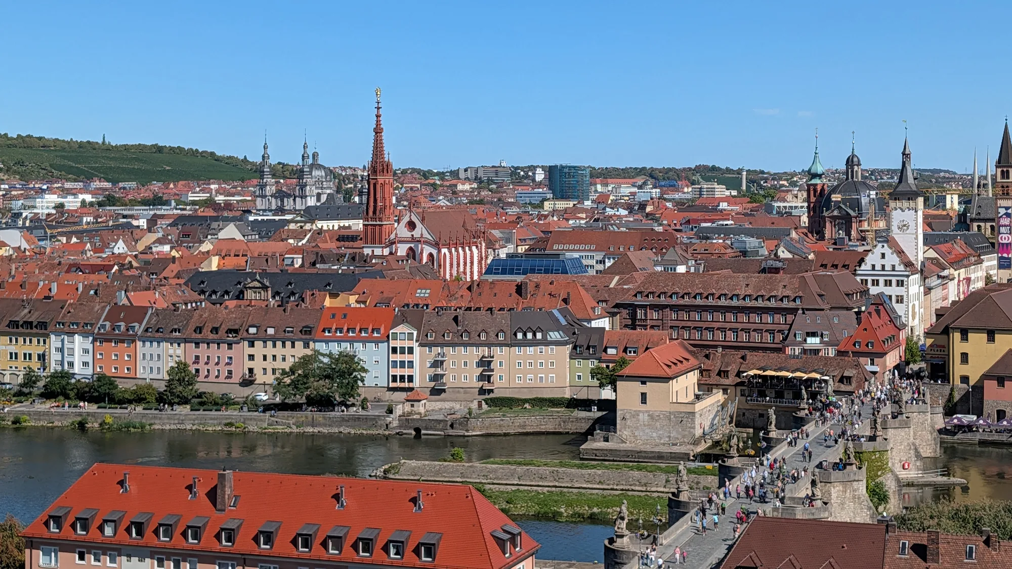 Die Würzburger Altstadt von der Festung aus, mit Marienkapelle, Dom, Rathaus und der Alten Mainbrücke