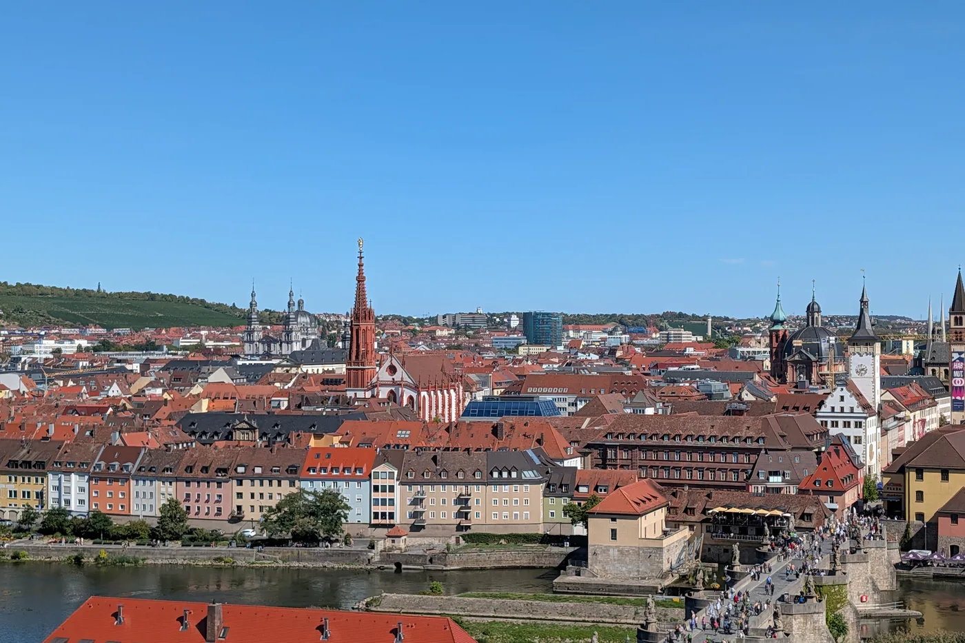 Die Würzburger Altstadt von der Festung aus, mit Marienkapelle, Dom, Rathaus und der Alten Mainbrücke