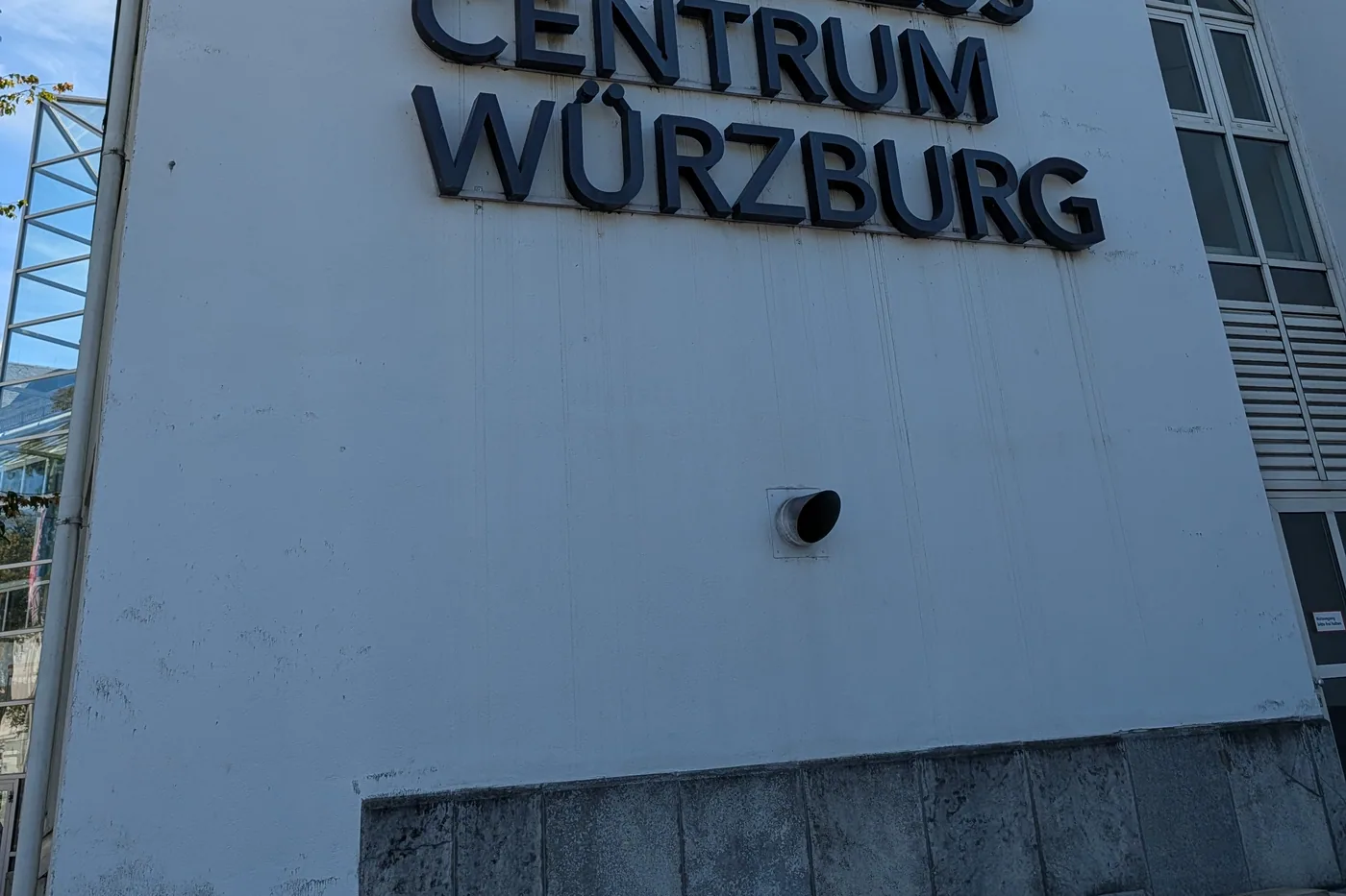 Der Schriftzug Congress Centrum Würzburg in dunklen Buchstaben an der weißen Wand des älteren Bauteils