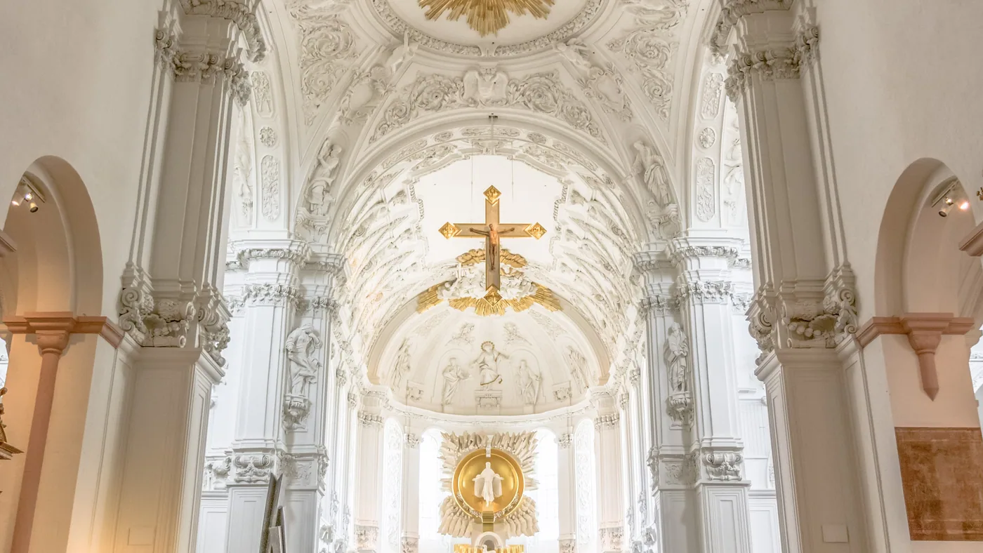 Blick durch das Hauptschiff des Doms St. Kilian zum Altar, weiße Stuckdecke