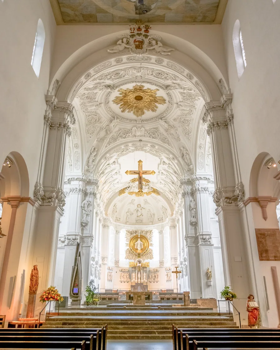 Blick durch das Hauptschiff des Doms St. Kilian zum Altar, weiße Stuckdecke