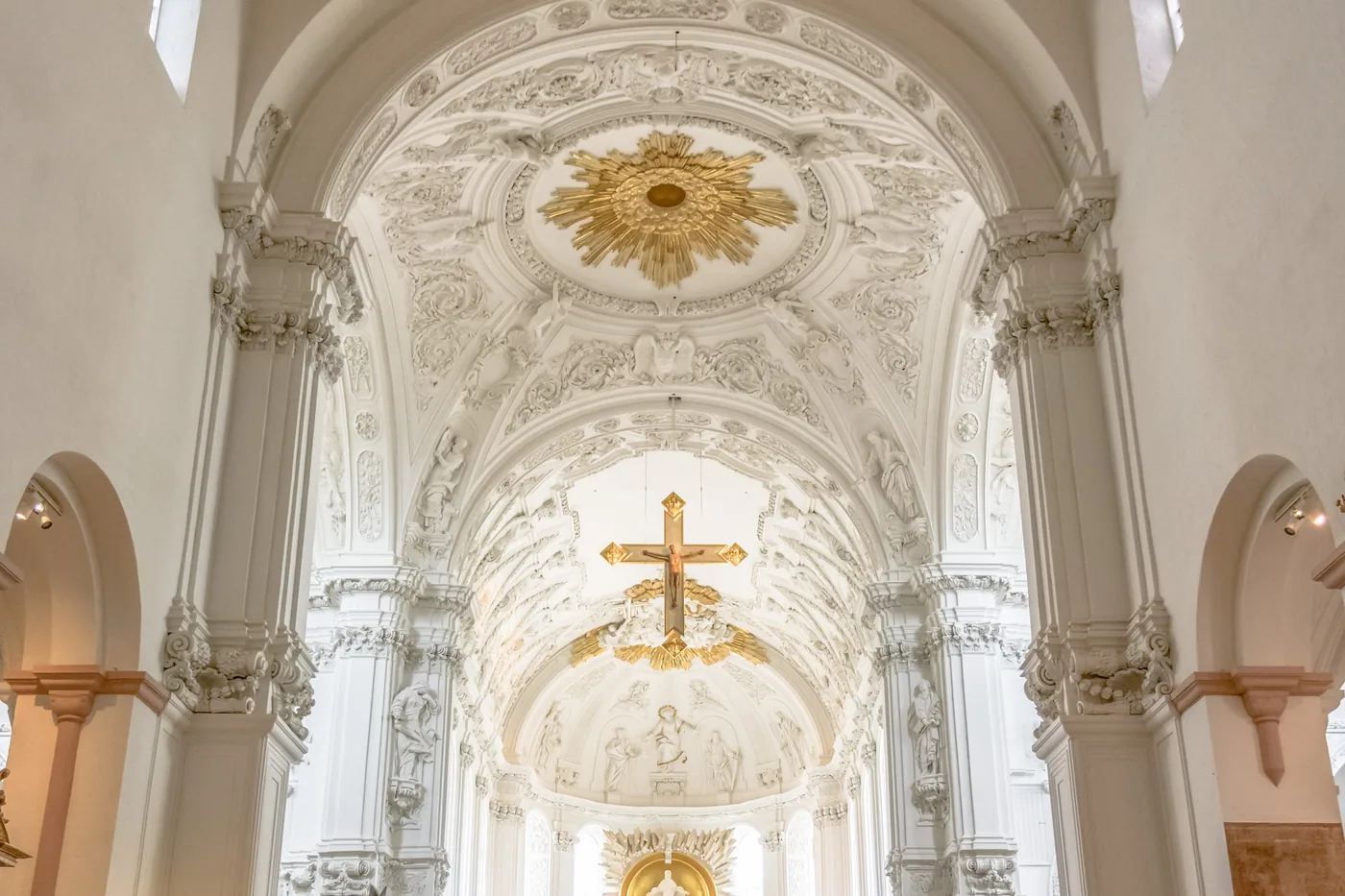 Blick durch das Hauptschiff des Doms St. Kilian zum Altar, weiße Stuckdecke