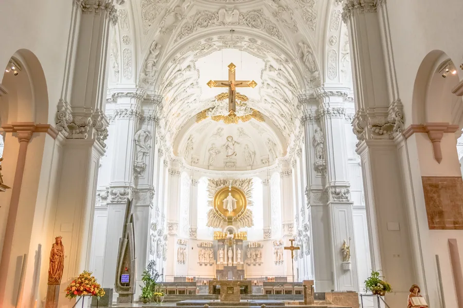 Blick durch das Hauptschiff des Doms St. Kilian zum Altar, weiße Stuckdecke