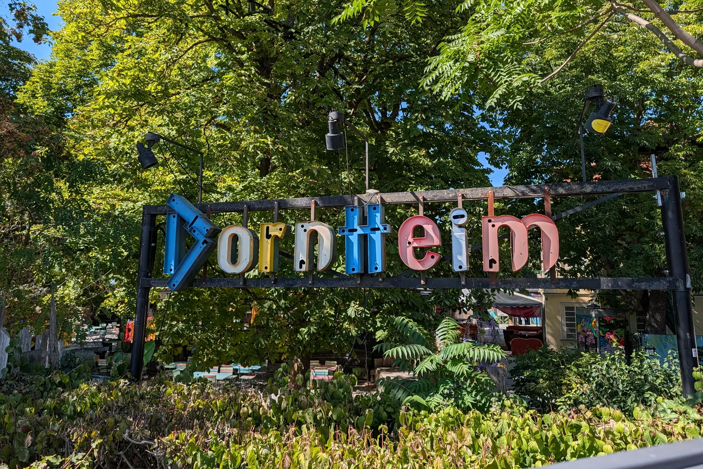 Der Schriftzug Dornheim aus bunten Leuchtbuchstaben über dem Eingang der Waldschänke