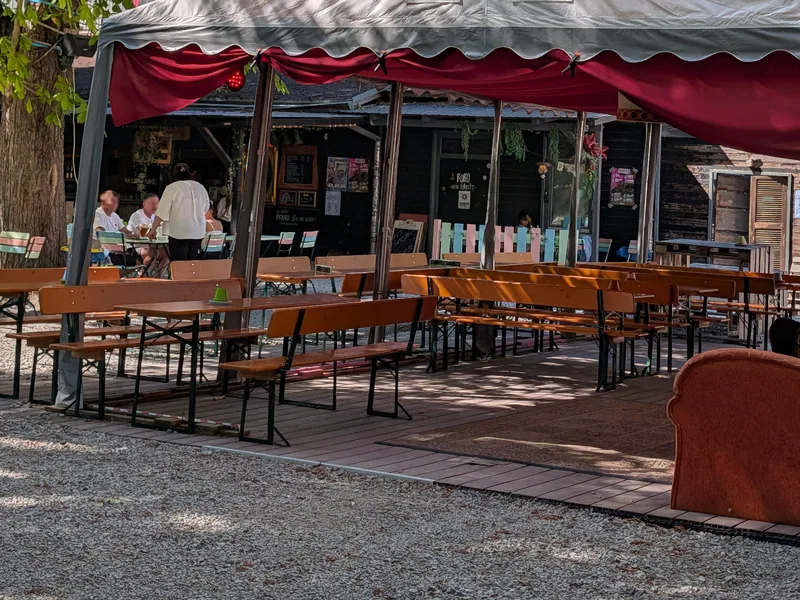Das große Zelt mit Bierbänken im Biergarten der Waldschänke Dornheim, darüber die alten Kastanien