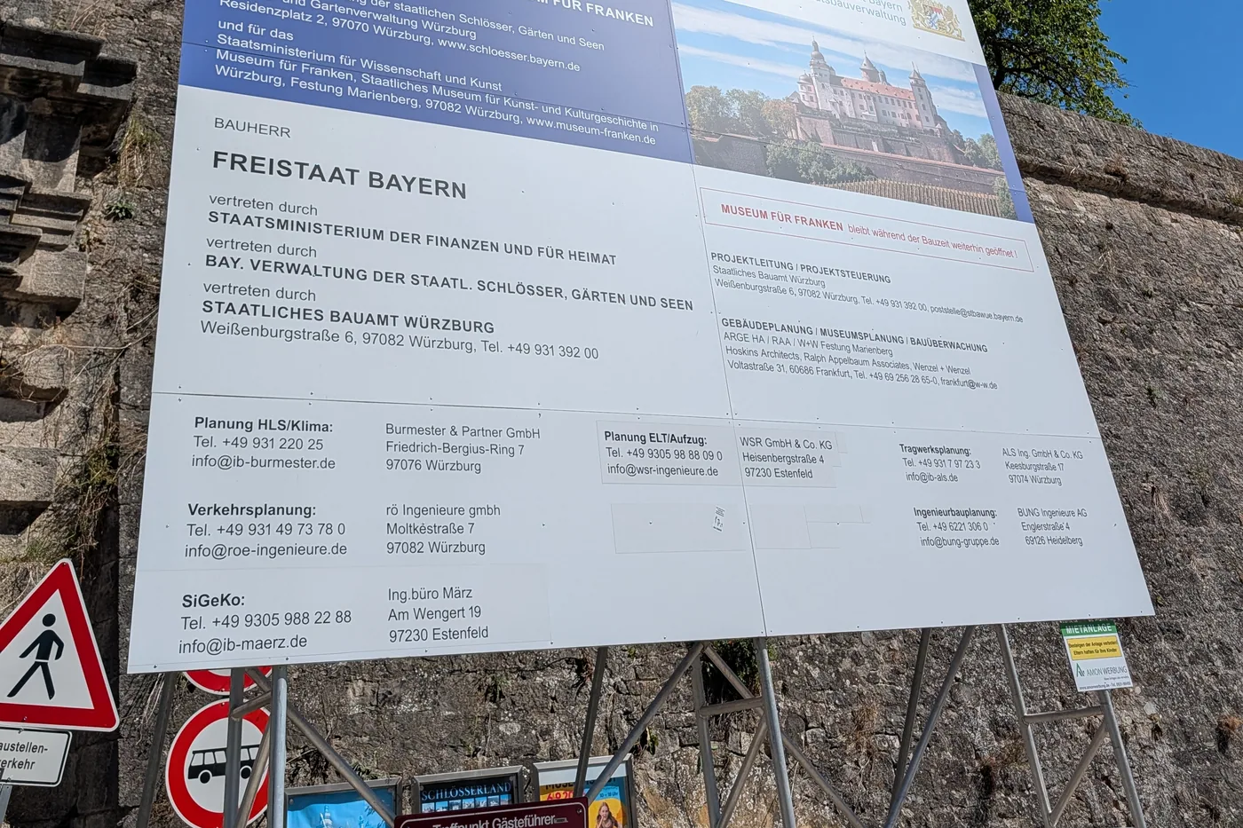 Das Bauschild zur Generalsanierung der Festung Marienberg mit dem Hinweis, dass das Museum für Franken während der Bauzeit geöffnet bleibt