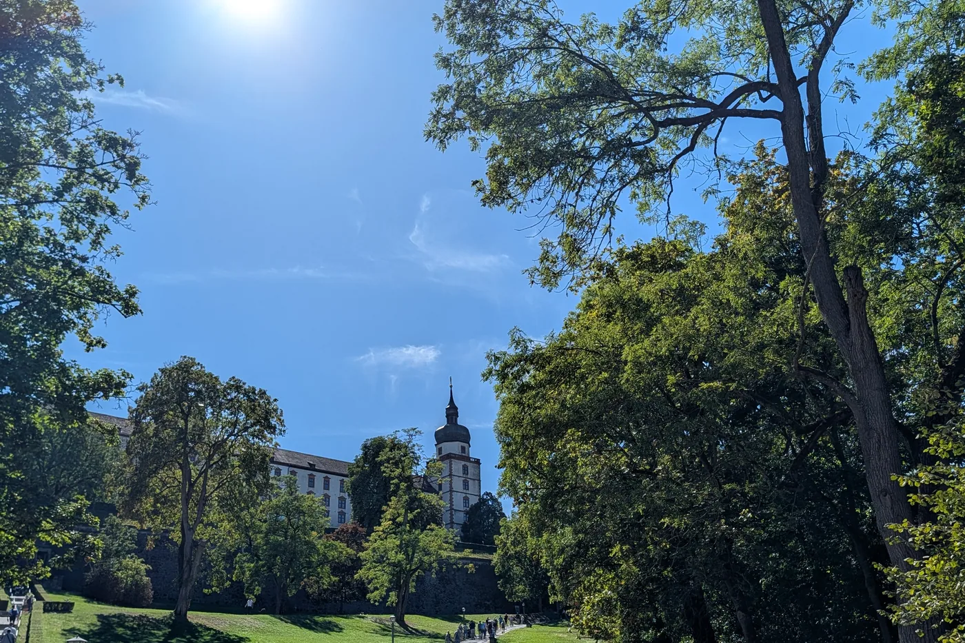 Blick vom Landesgartenschaupark hinauf zur Festung mit dem Marienturm