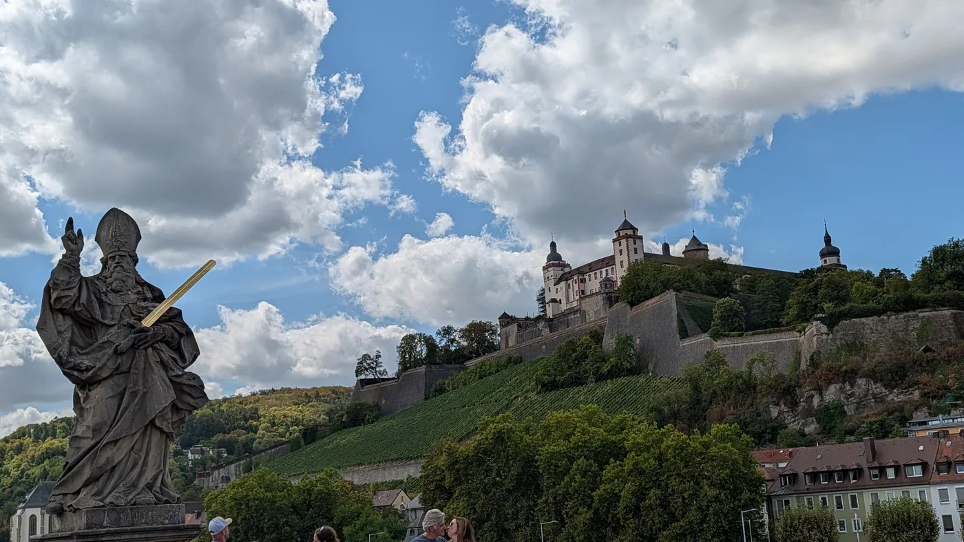 Die Festung Marienberg über den Weinbergen, von der Alten Mainbrücke aus gesehen
