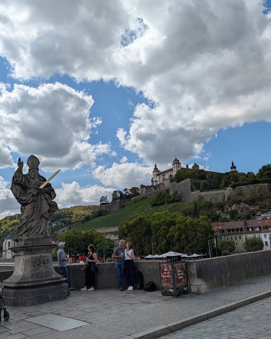 Die Festung Marienberg über den Weinbergen, von der Alten Mainbrücke aus gesehen