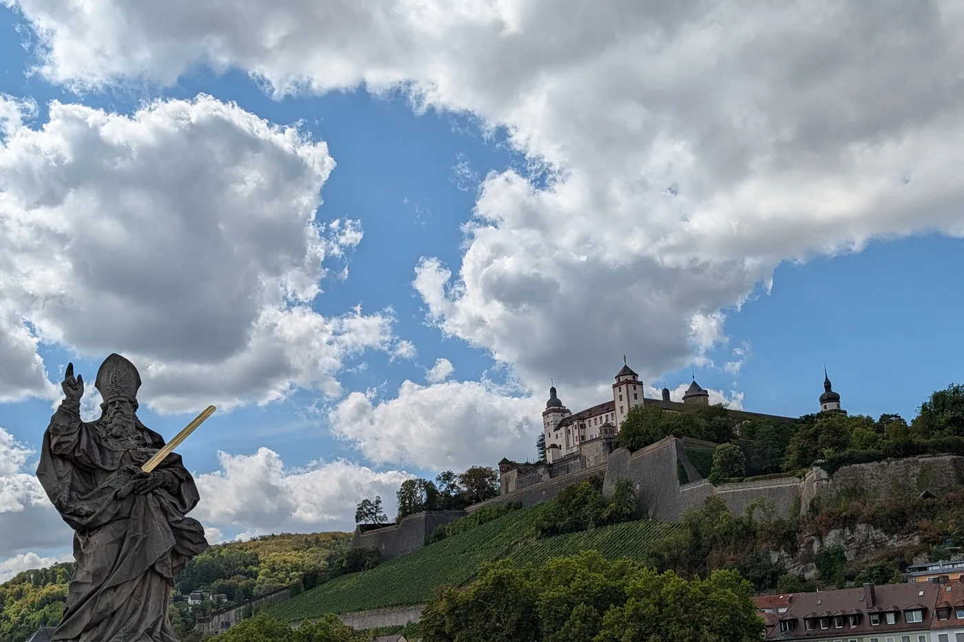 Die Festung Marienberg über den Weinbergen, von der Alten Mainbrücke aus gesehen
