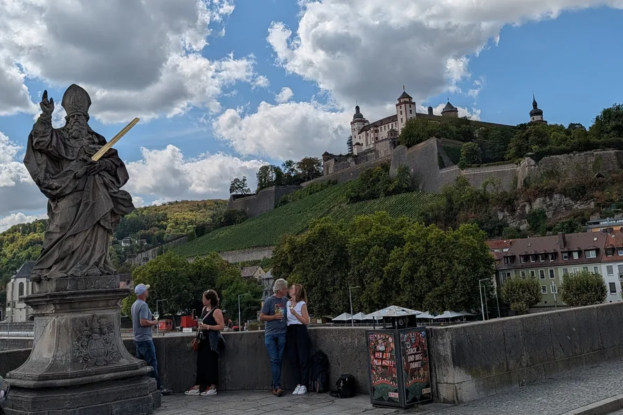 Die Festung Marienberg über den Weinbergen, von der Alten Mainbrücke aus gesehen