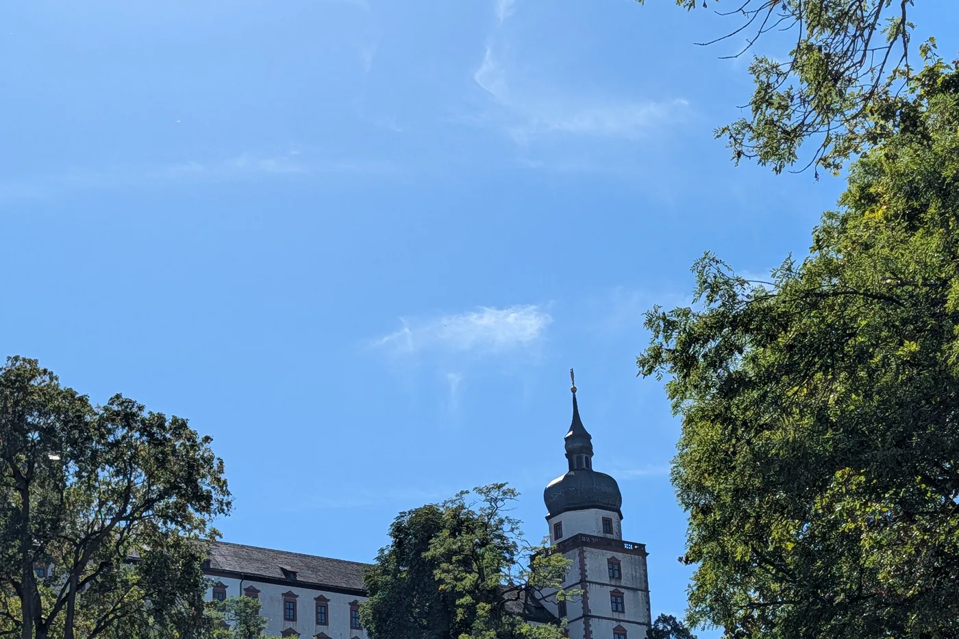 Der Marienturm der Festung über den Bäumen des Parks