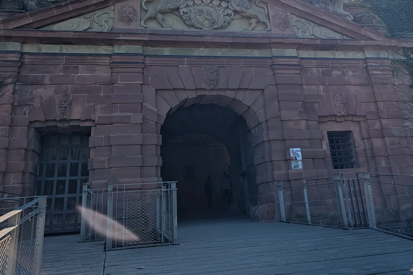 Das Scherenbergtor der Festung Marienberg aus rotem Sandstein, mit dem Wappenrelief im Giebel