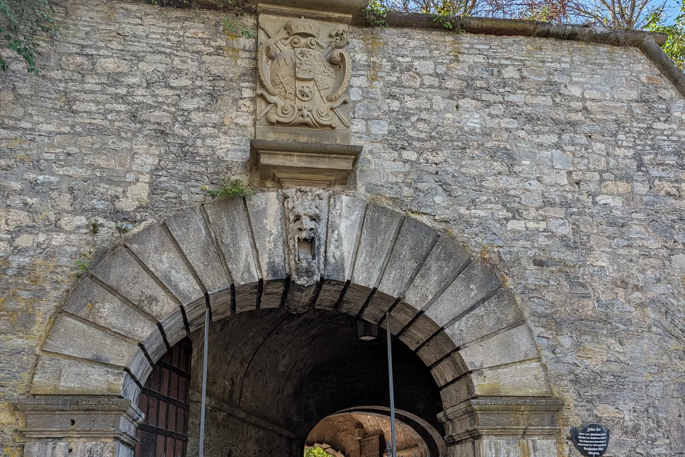 Das Zeller Tor der Festung mit dem Wappenstein darüber und dem geöffneten Gittertor