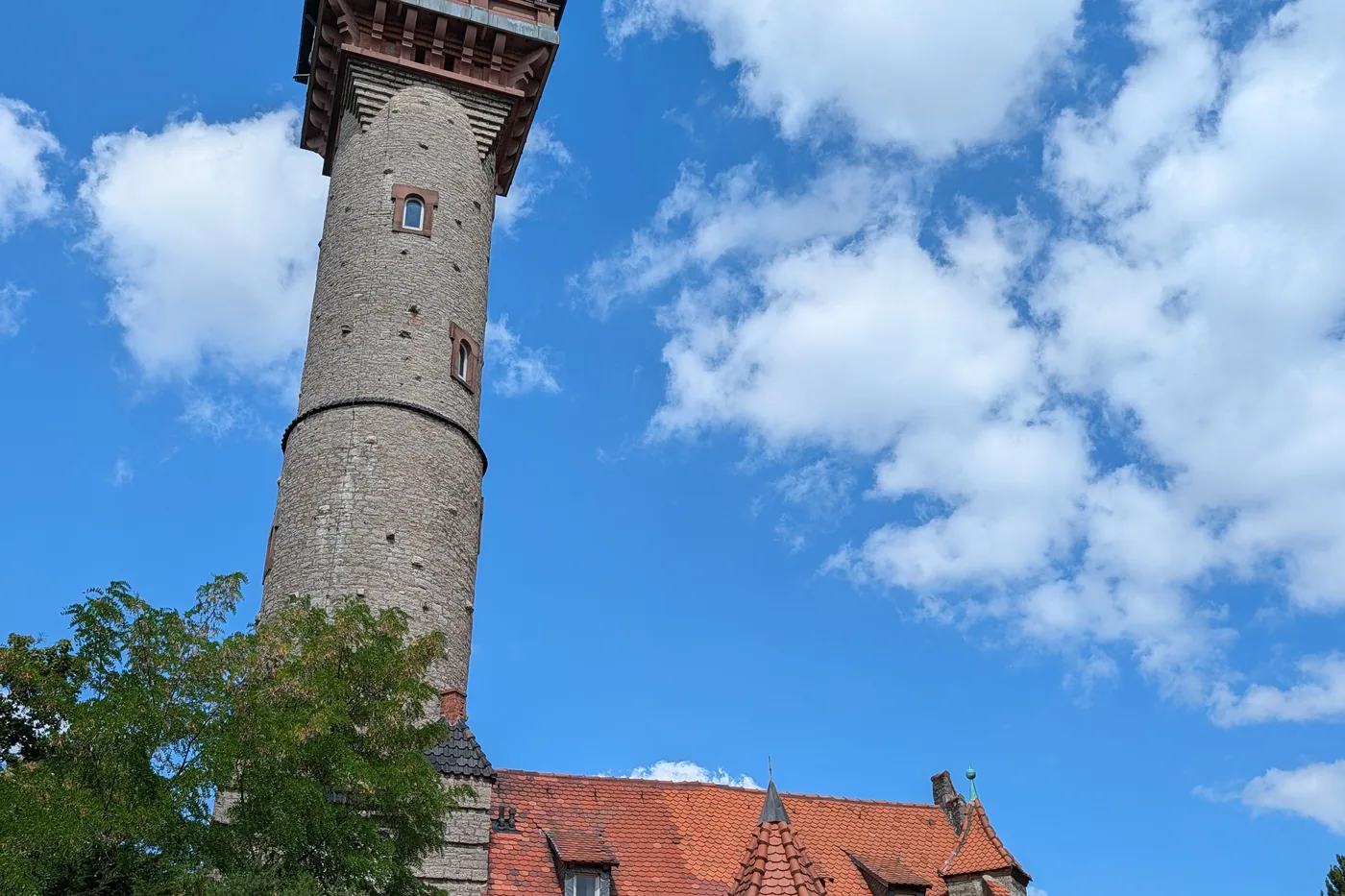 Die Frankenwarte mit Turm und Warthaus, davor die Treppe zum Eingang