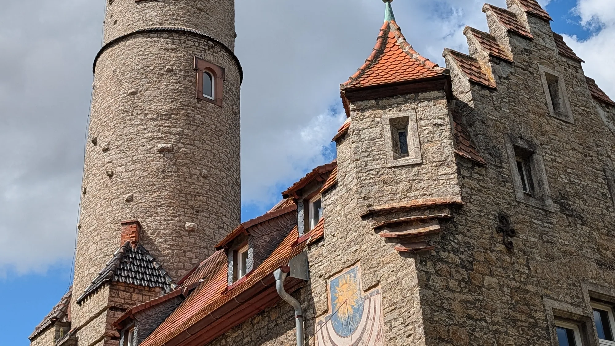 Der Turm der Frankenwarte über dem Staffelgiebel des Warthauses, Bruchstein mit hölzernem Aussichtsgeschoss