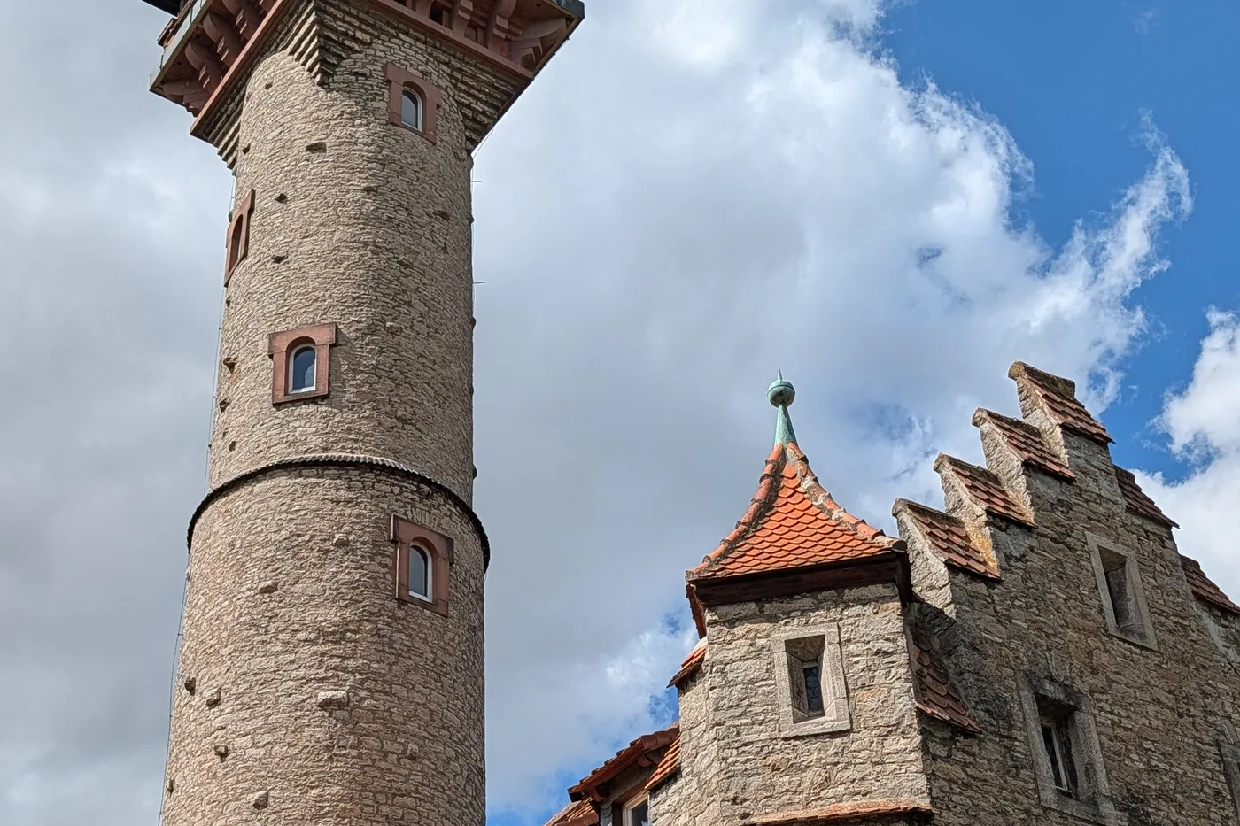 Der Turm der Frankenwarte über dem Staffelgiebel des Warthauses, Bruchstein mit hölzernem Aussichtsgeschoss