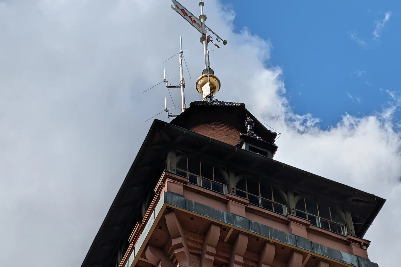 Das hölzerne Aussichtsgeschoss der Frankenwarte von unten