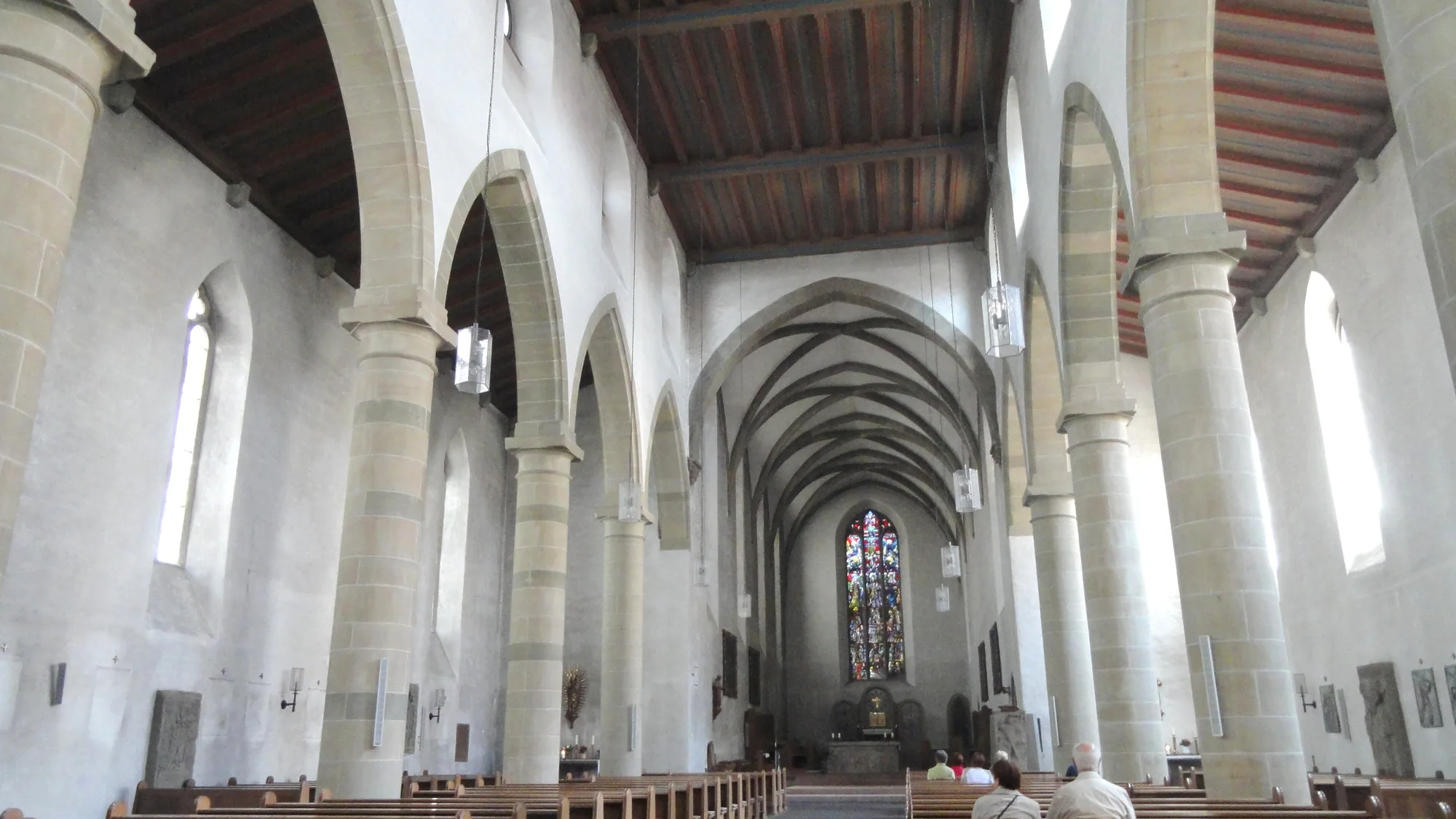 Das Langhaus der Franziskanerkirche mit Rundpfeilern und offener Holzdecke, Blick zum Chor
