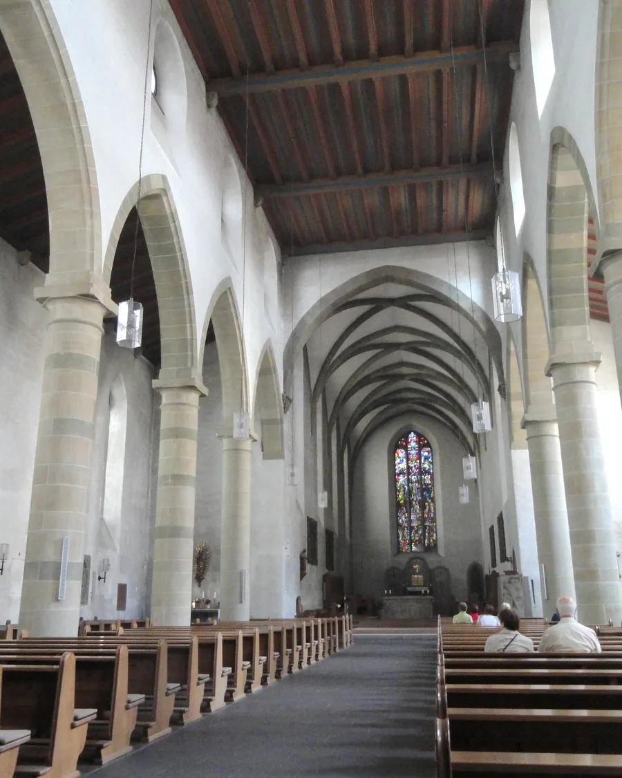 Das Langhaus der Franziskanerkirche mit Rundpfeilern und offener Holzdecke, Blick zum Chor