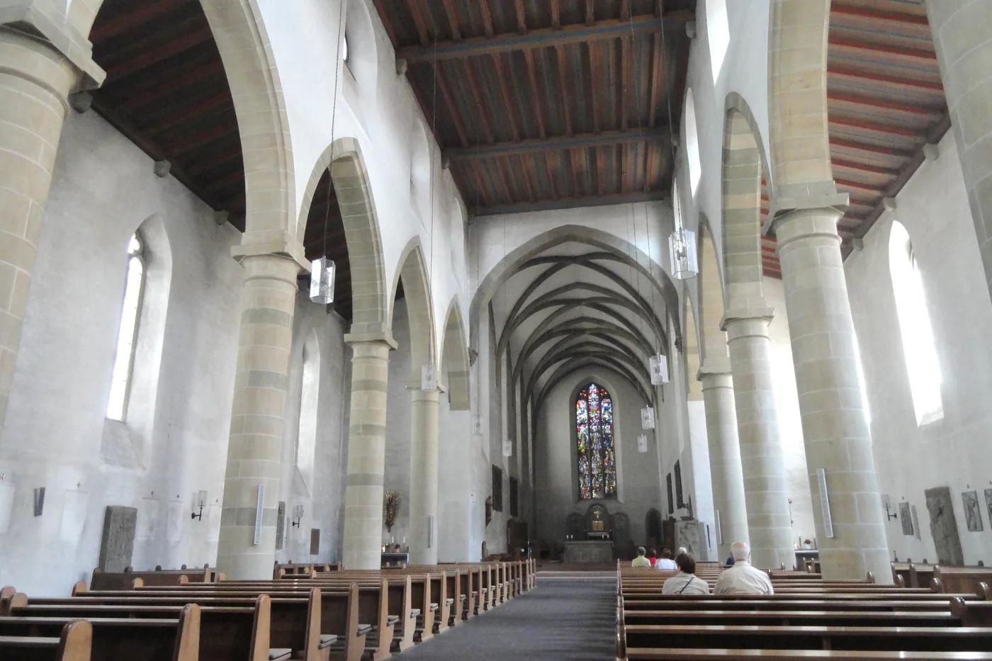 Das Langhaus der Franziskanerkirche mit Rundpfeilern und offener Holzdecke, Blick zum Chor