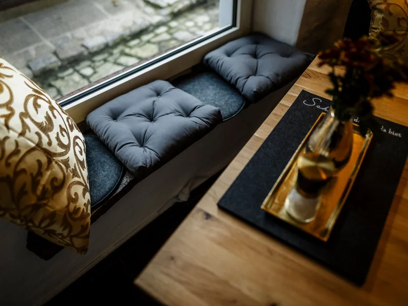 Die Sitzbank an der Fensterbank neben dem Esstisch