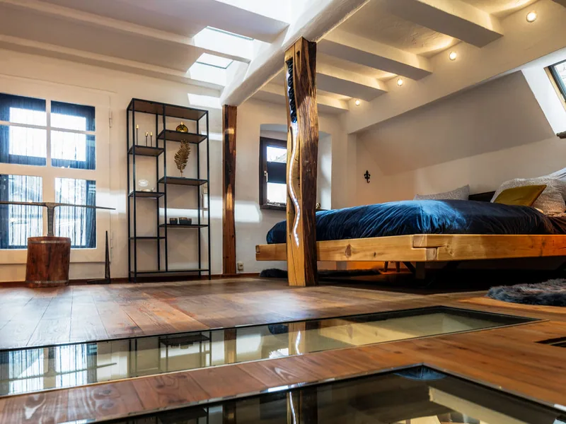 Das Schlafzimmer im Ferienhaus mit Blick auf den Glasboden