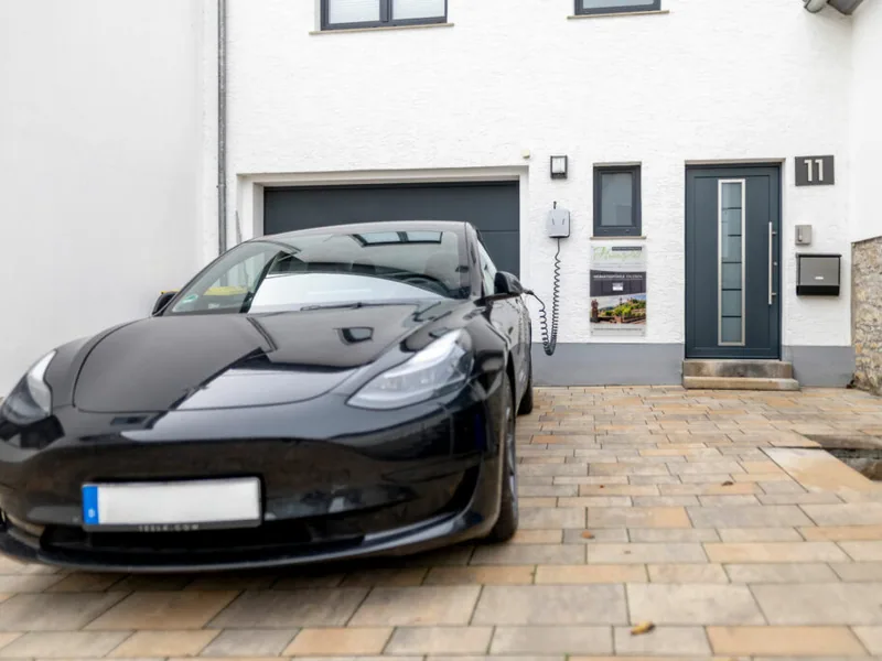 Das Haus der Ferienwohnung Heimatgefühl in Maidbronn von außen, mit gepflasterter Einfahrt und einer Ladestation für Elektroautos