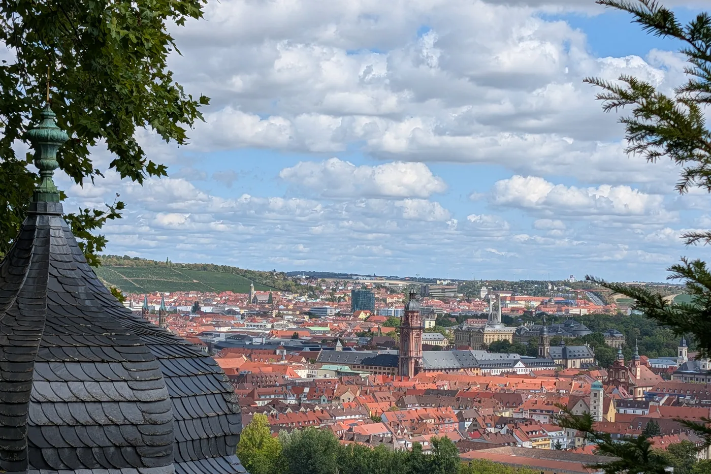 Über das Dach einer Wegkapelle hinweg auf Würzburg