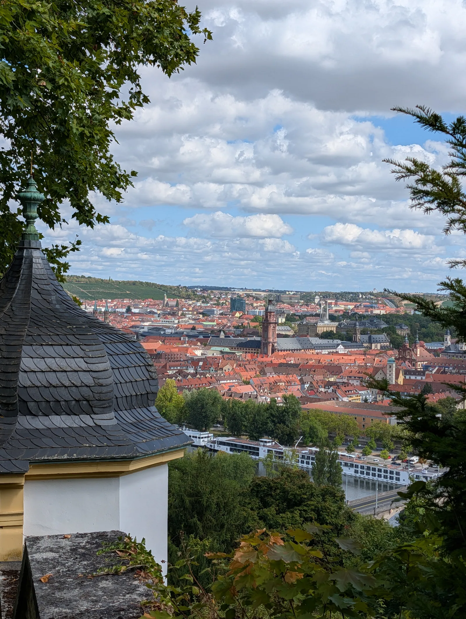 Über das Dach einer Wegkapelle hinweg auf Würzburg