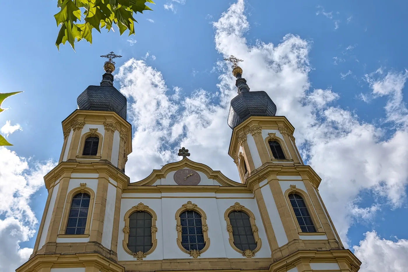 Die Doppeltürme des Käppele mit den geschweiften Hauben, darunter die Fassade mit der Marienfigur in der Nische