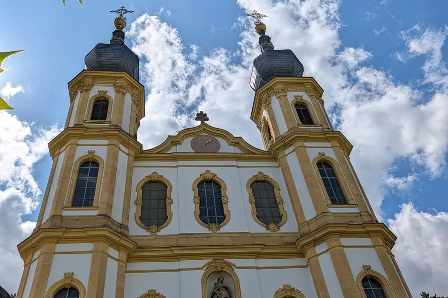 Die Doppeltürme des Käppele mit den geschweiften Hauben, darunter die Fassade mit der Marienfigur in der Nische
