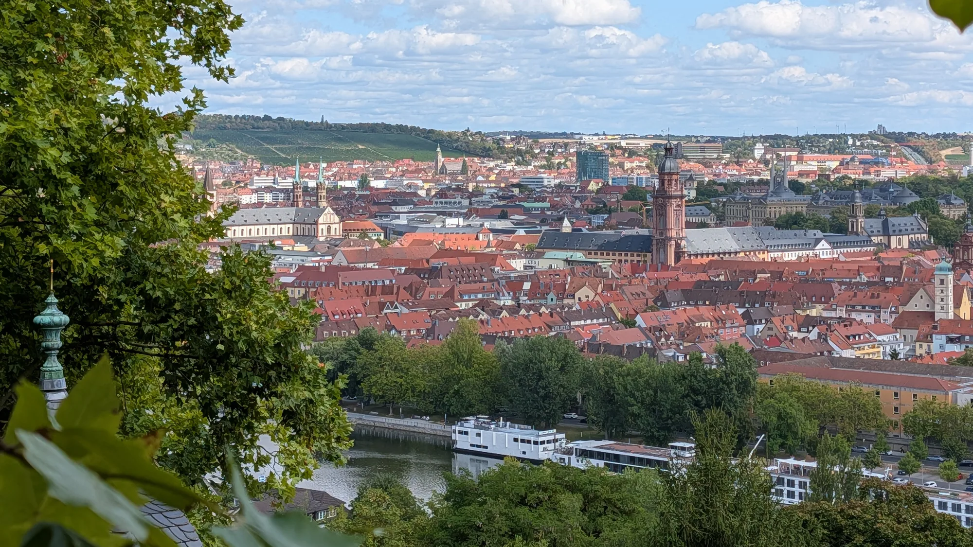 Blick vom Käppele über den Main auf die Altstadt, gerahmt von Ahornlaub
