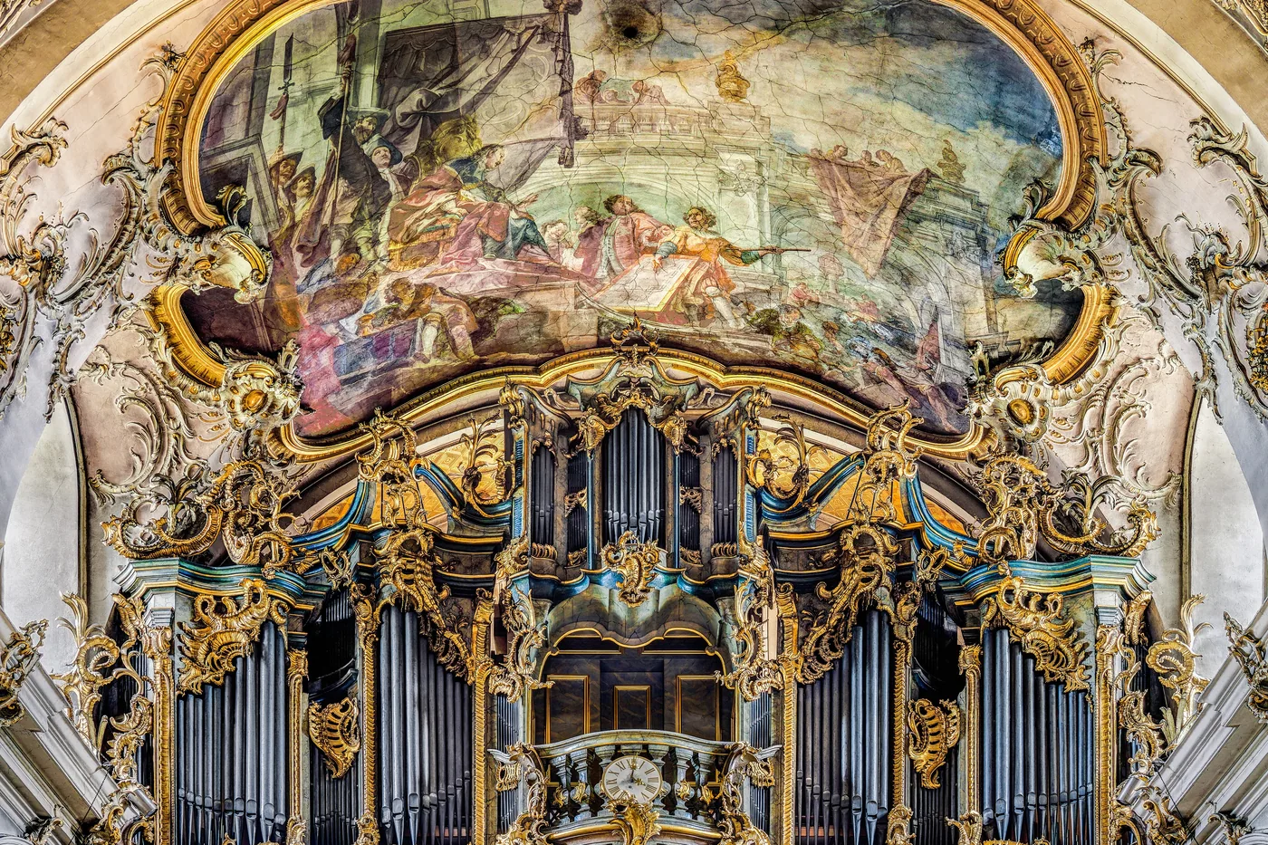 Die Orgel im Käppele vor dem Deckenfresko, Rokoko in Weiß und Gold