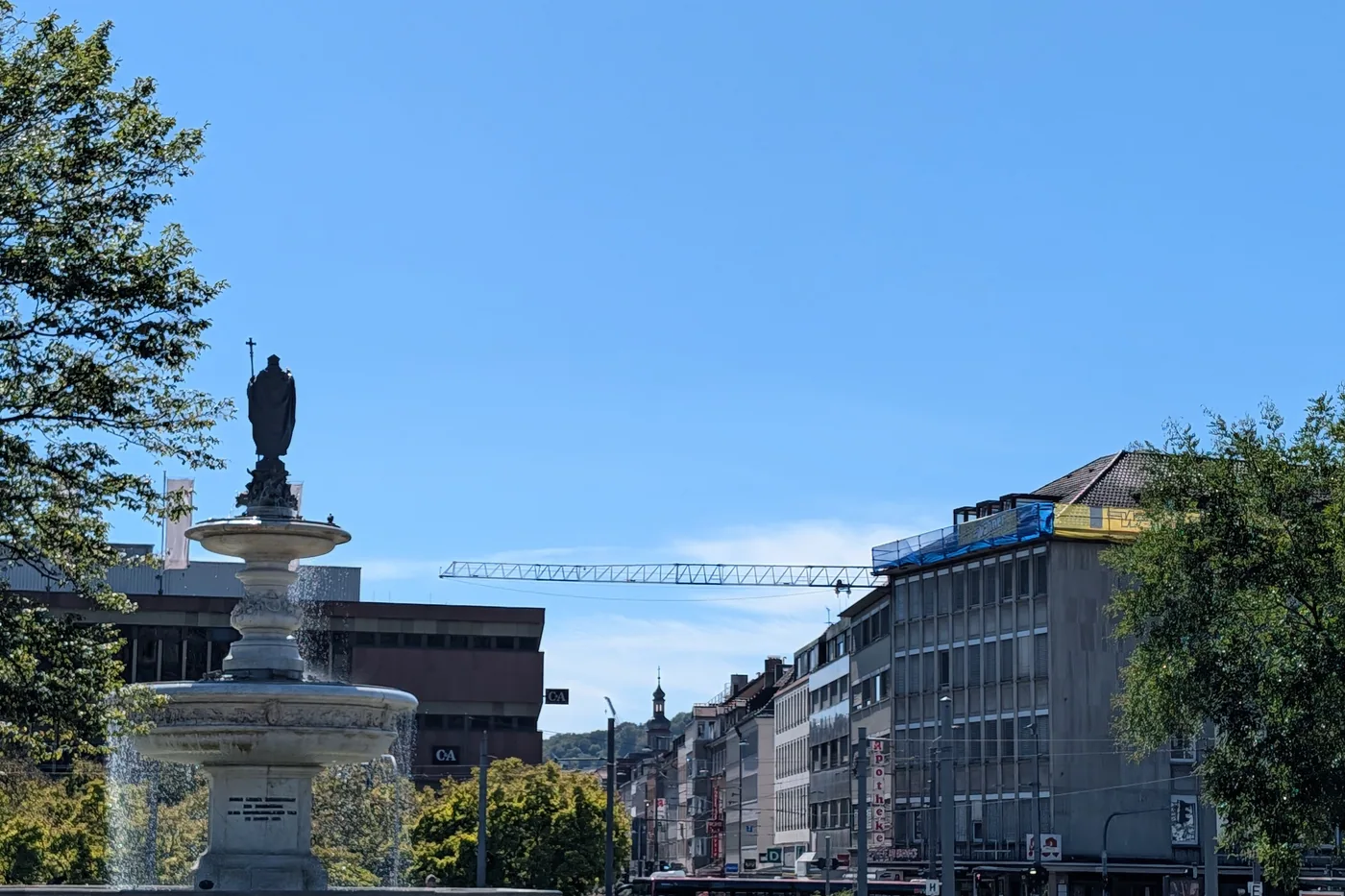 Der Kiliansbrunnen mit Blick in die Kaiserstrasse, rechts die Haeuser der Innenstadt