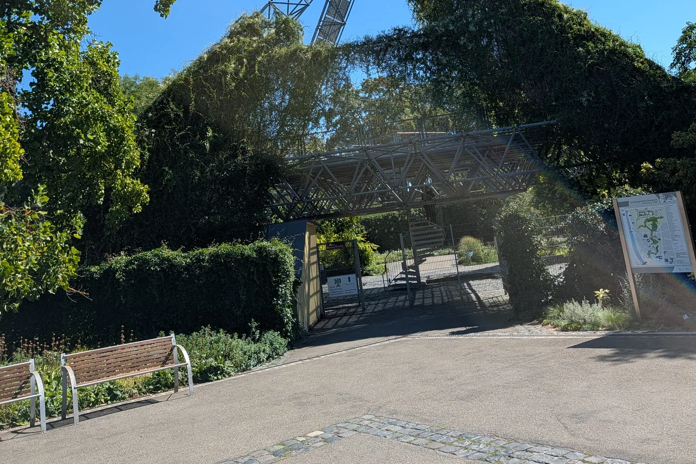 Die begrünte Eingangspyramide des Landesgartenschauparks, ein Stahlgerüst mit Kletterpflanzen über dem Zugang