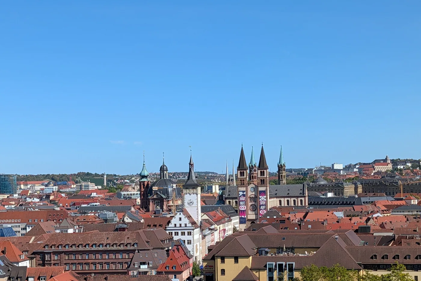 Der Handwerkerpavillon von nahem, mit den Wappen von Bayern und Würzburg an der Holzverkleidung