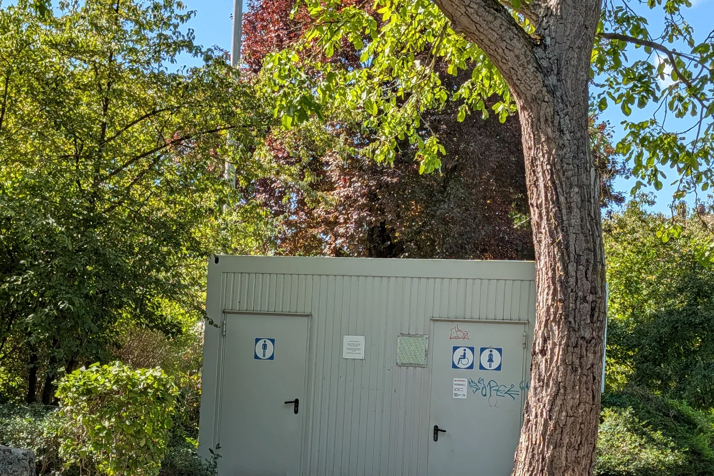 Die öffentliche Toilette im Landesgartenschaupark, ein flacher Bau mit begrüntem Dach