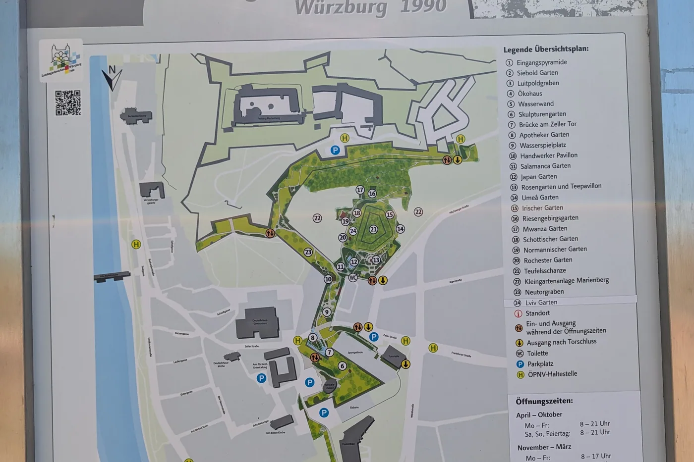 Der Übersichtsplan des Landesgartenschauparks mit den 24 nummerierten Gärten und den Öffnungszeiten
