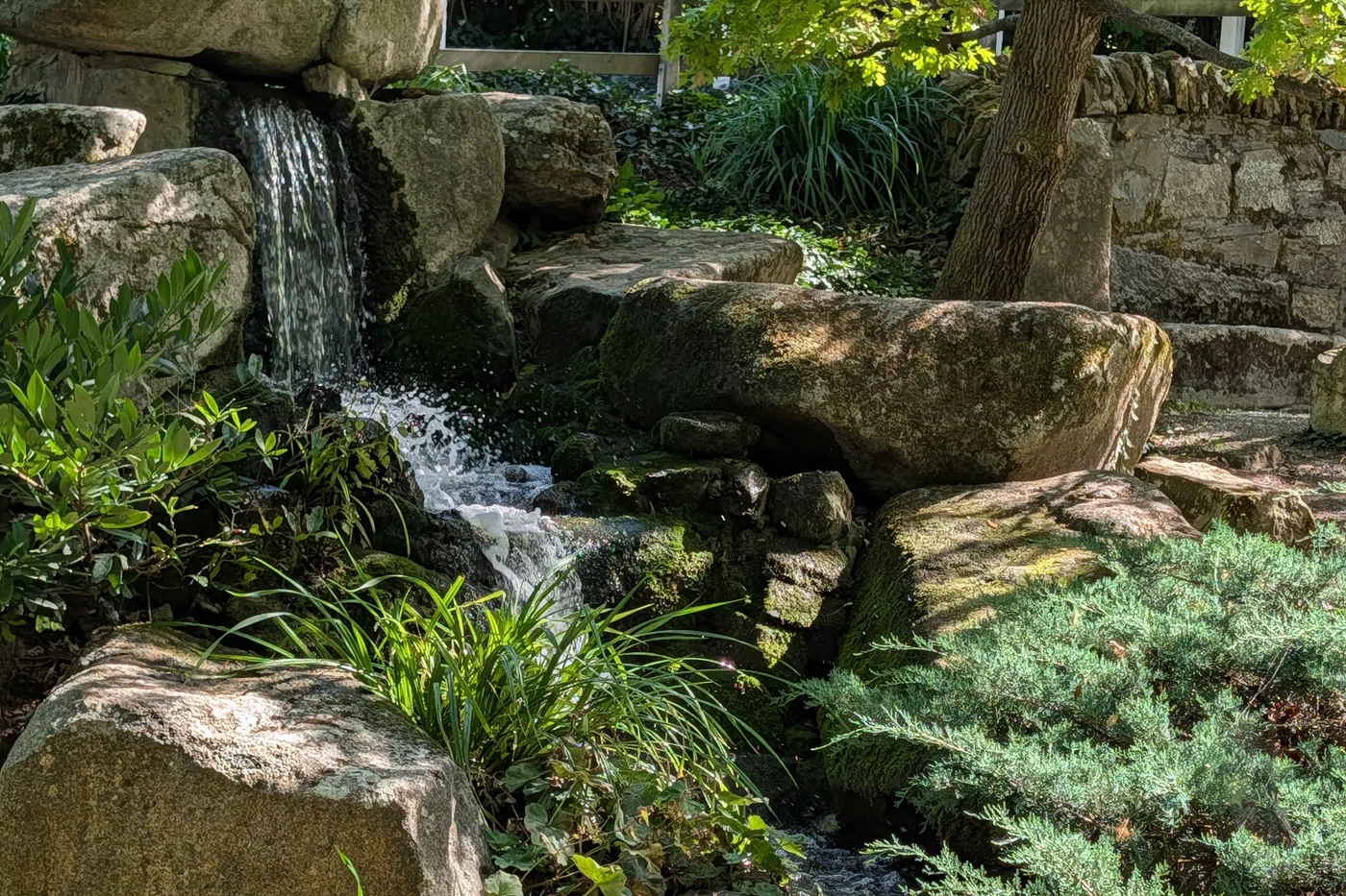 Der Wasserfall über geschichtete Findlinge im Landesgartenschaupark