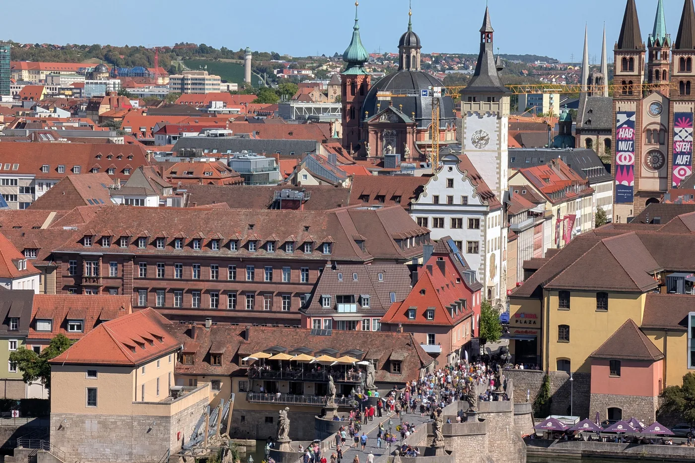 Ein Weg entlang der alten Stadtmauer, links die Wiese mit Obstbäumen