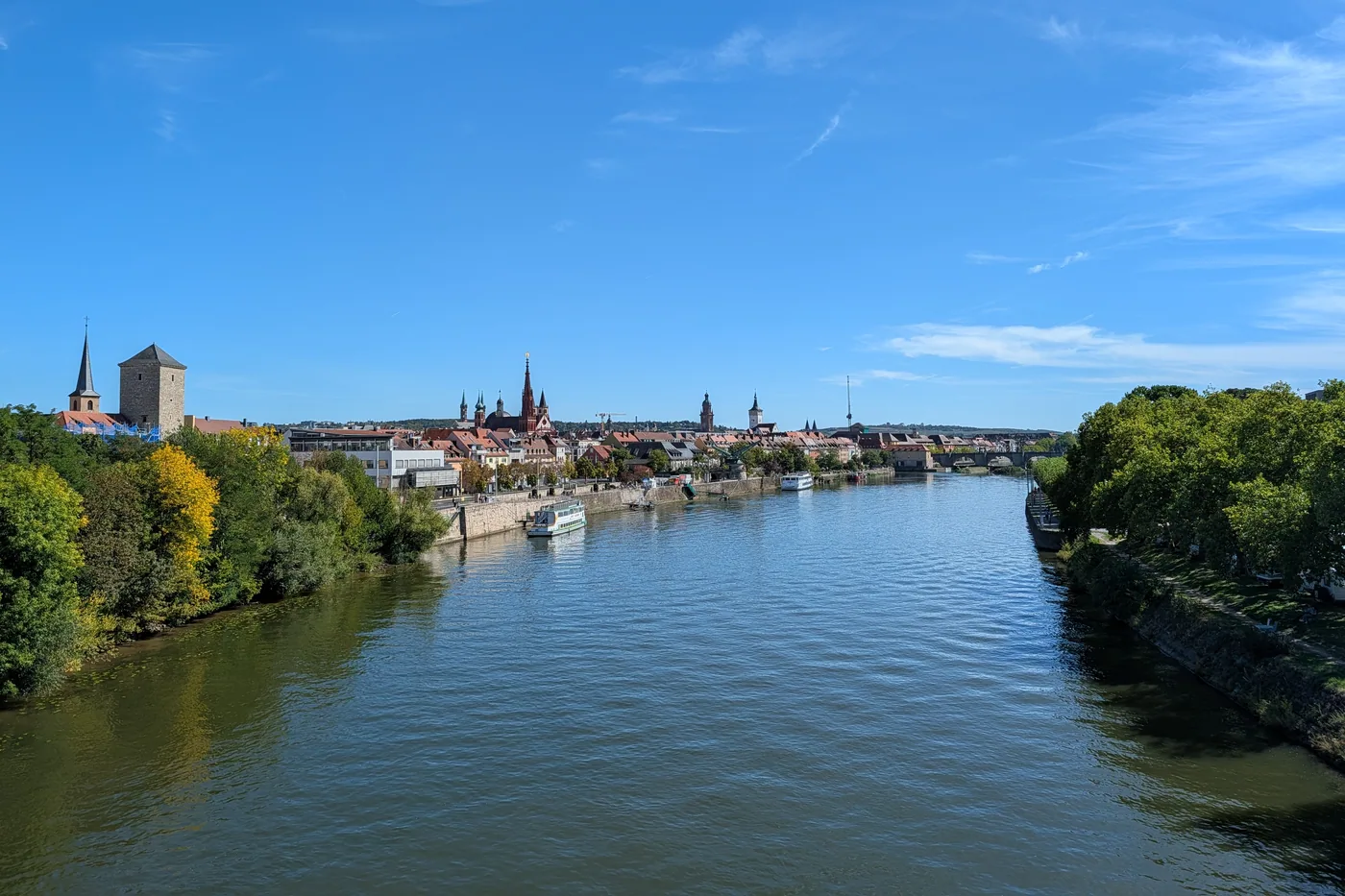 Blick über den Main auf die Altstadt, links der Alte Hafen mit dem Turm, im Hintergrund die Alte Mainbrücke