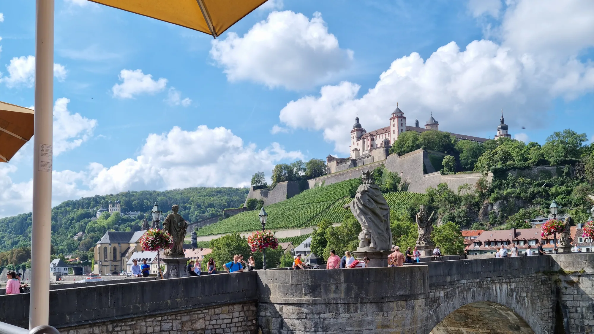 Blick von der Terrasse der Alten Mainmühle über die Alte Mainbrücke zur Festung Marienberg, über den Weinbergen