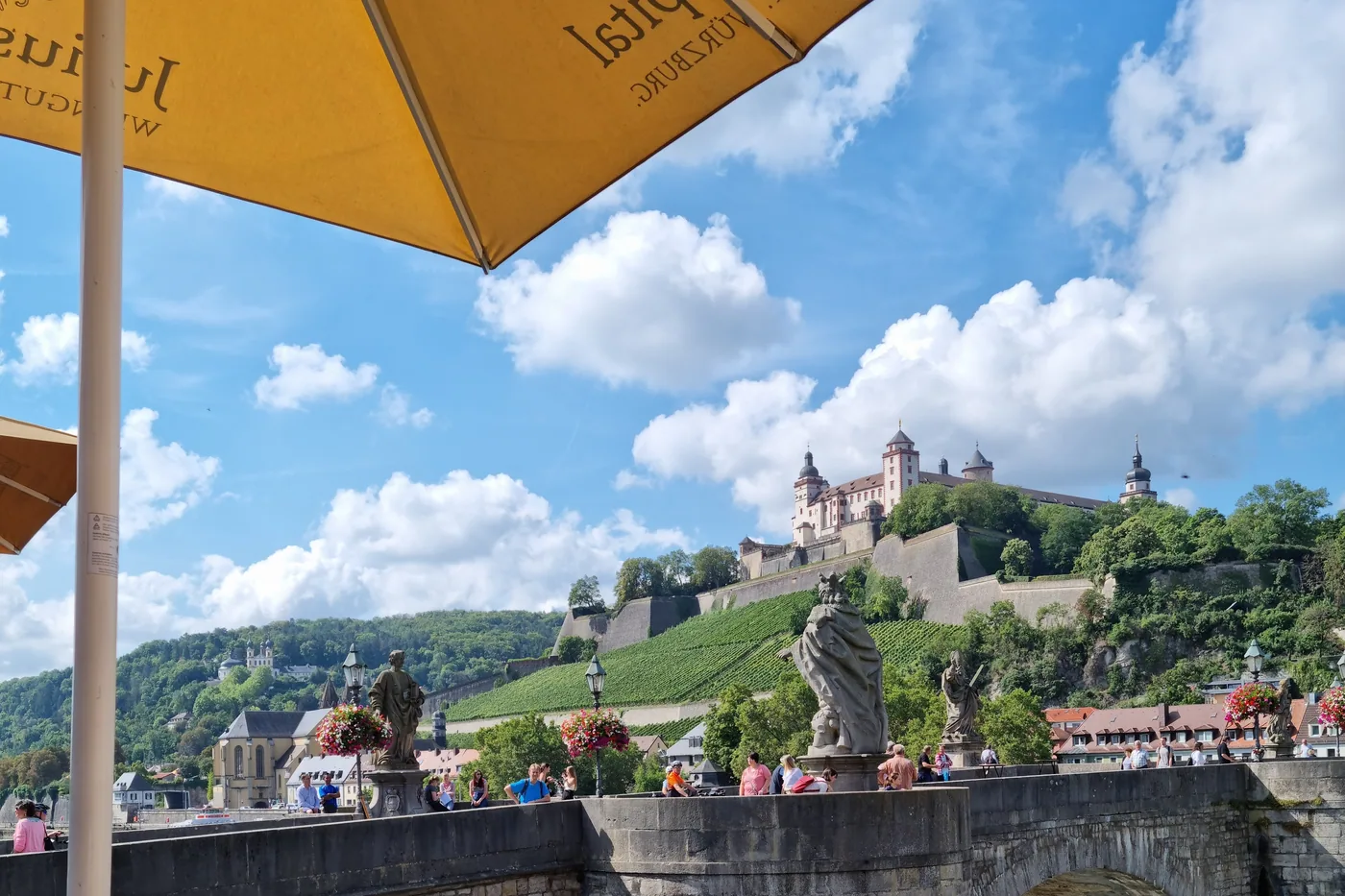 Blick von der Terrasse der Alten Mainmühle über die Alte Mainbrücke zur Festung Marienberg, über den Weinbergen