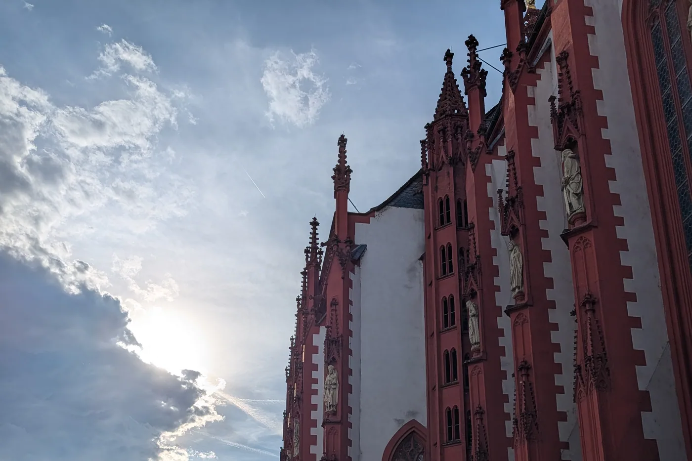 Die Marienkapelle und der angrenzende Marktplatz in Würzburg